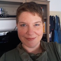 Headshot of Melissa O'Keefe in front of a bookcase.